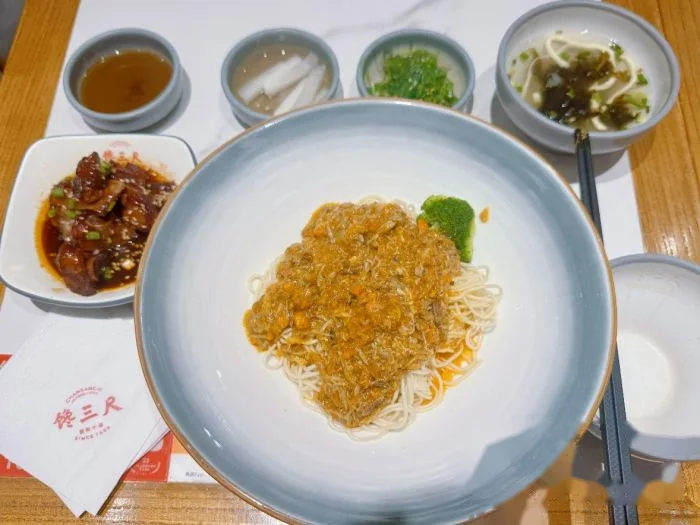 蟹粉拌面 at 馋三尺蟹粉小笼(人民广场店)