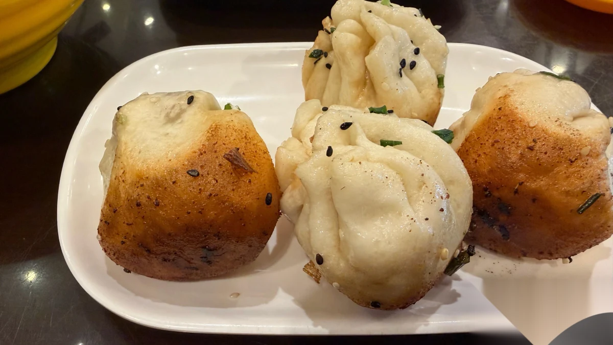 Dry-style shengjian bao at Da Hu Chun, the crisp-base school